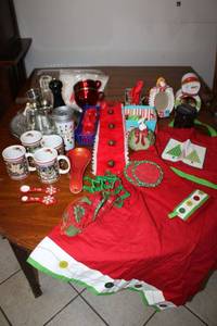lot 185 image: Christmas items with apron and salt and pepper shakers, see photos