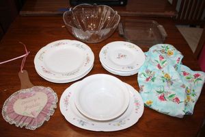 lot 190 image: Pfaltzgraff Pink flower dish set plus a few extras