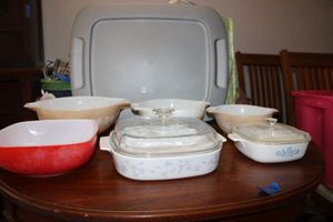 lot 196 image: Vintage Pyrex nesting bowls and bakeware