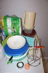 lot 197 image: Plastic kitchen items plus serving bowl and paper towels