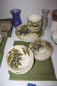 lot 199 image: Olive Grove dish set