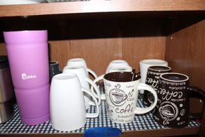 lot 209 image: Coffee mugs (2 ceramic spoons included), and travel mugs