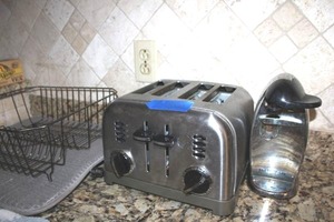 lot 212 image: Kitchen toaster, can opener, and dish drying rack