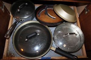 lot 224 image: Kitchen pans and deep dish baking stone