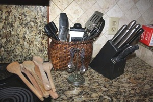 lot 222 image: Kitchen utensils, knife block, and spoons