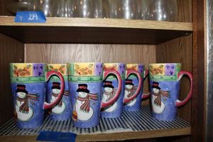 lot 220 image: Large coffee mugs with snowman theme