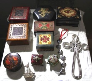 lot 231 image: Trinket boxes and music box, see photos