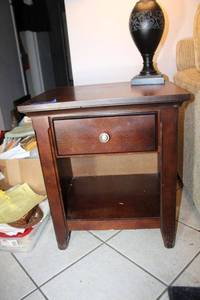 lot 253 image: Side table - 22 x 18 x 25.5