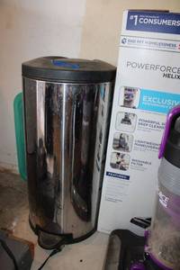 lot 256 image: Chrome trash can with foot pedal