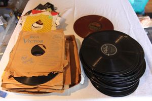 lot 266 image: Vintage 78 records and 45s