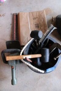 lot 283 image: Tools and yard hedge trimmer