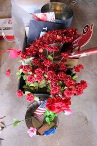 lot 285 image: Valentines decorations and flowers