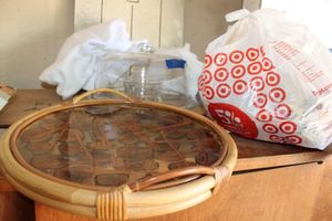 lot 292 image: Bamboo serving tray, and clear glass chips and dip platter with dome. Plus napkin rings.