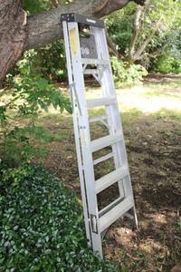 lot 307 image: Husky 6 ft. aluminum ladder