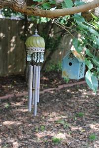 lot 310 image: Garden metal bird house and windchime