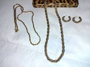 lot 118 image: Jewelry Gold necklaces and single earring
