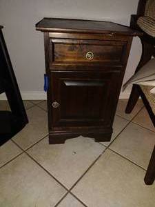 lot 232 image: Side table - 16.5x18x25