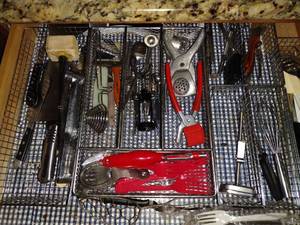lot 223 image: Kitchen utensils with drawer organizers
