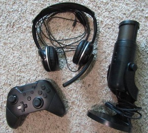 lot 332 image: Switch wireless game controller, Insignia gaming headphones, Gaming microphone