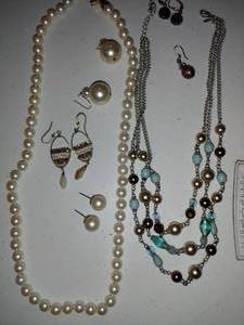 lot 344 image: Jewelry