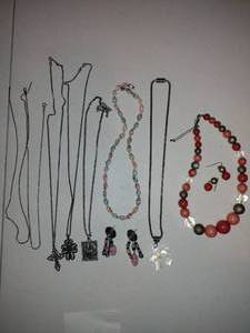 lot 341 image: Jewelry