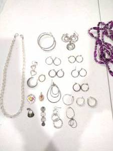 lot 337 image: Jewelry