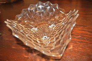 lot 26 image: Fostoria CenterpieceConsole Bowl 11 across three footed wavy dish