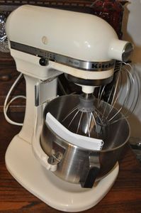 lot 24 image: Kitchen Aide Stand Mixer with Extra Wisk attachment Pro 500