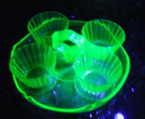 lot 4 image: Vintage Uranium Oxide Ribbed Custard Cups (4) and Platter