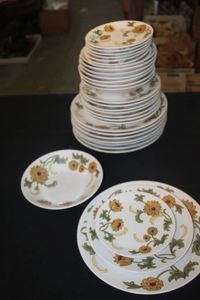 lot 90 image: Dishes Noritake Progression China Aloha 9023, Place Settings for Eight
