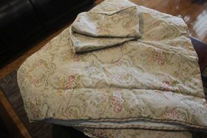 lot 169 image: King Size Comfortor and Pillow Shams