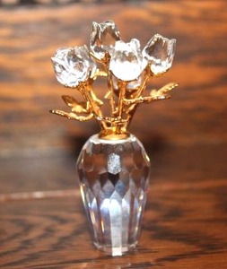 lot 212 image: Swarovski, Crystal Clear Roses with Gold Stems in Vase