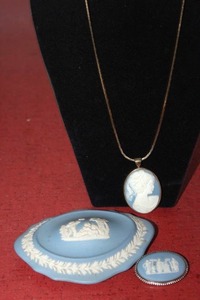 lot 234 image: Wedgewood Broach Necklace, Pin, and Lid (Only) from Trinket Dish