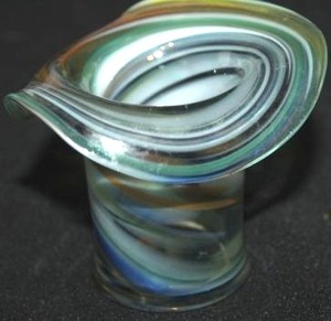 lot 14 image: Murano hand blown art glass Top Hat, 3 tall