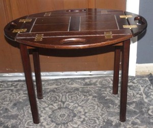 lot 300 image: Small Oak wood Accent Table