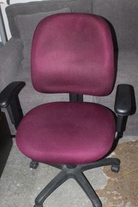 lot 302 image: Rolling Desk Chair with Raise and Lower Hydrolics