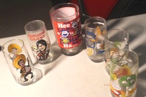 lot 343 image: Vintage Collectors Glasses including, Battle Star Galacta (1980s), Charlie Brown, Looney Tunes