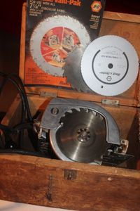 lot 345 image: Porter Cable Circular Saw and Extra Blades In a Wooden Box For Storage