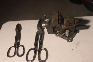 lot 350 image: Buffalo 4 Vice and A Large and Small Pair of Tin Snips