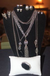 lot 255 image: Vintage Silver Toned Fashion Jewelry&nbsp