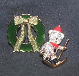 lot 352 image: Vintage Reticulated Napier Skier Bear Pin and Christmas Wreath Pin