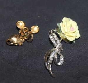 lot 357 image: An Avon Rose and Mouse Lapel pins