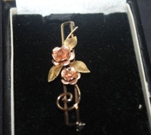 lot 362 image: Vintage Krementz Two Tone Rose Bar Pin, Rose Yellow Gold Overlay, Not Marked