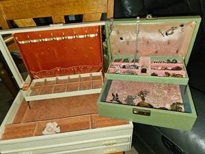 lot 367 image: Vintage Fashion Jewlery and Two Jewlery Boxes