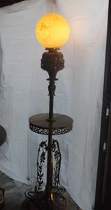 lot 3 image: Vintage mid-century ornate floor lamp