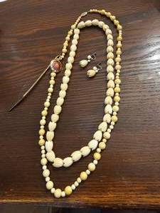 lot 238 image: Hawiian Shell Necklace and Bookmark