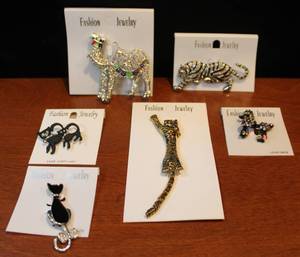 lot 10 image: Lot of brooches