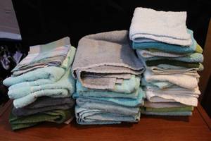 lot 14 image: Hand towels and washcloths
