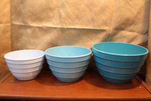 lot 25 image: Lot of mixing bowls melamine