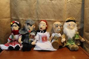 lot 32 image: Little thinkers collectible dolls Frida KahloSherlock HolmesEmily DickinsonMahatma GandhiLeonardo davinci